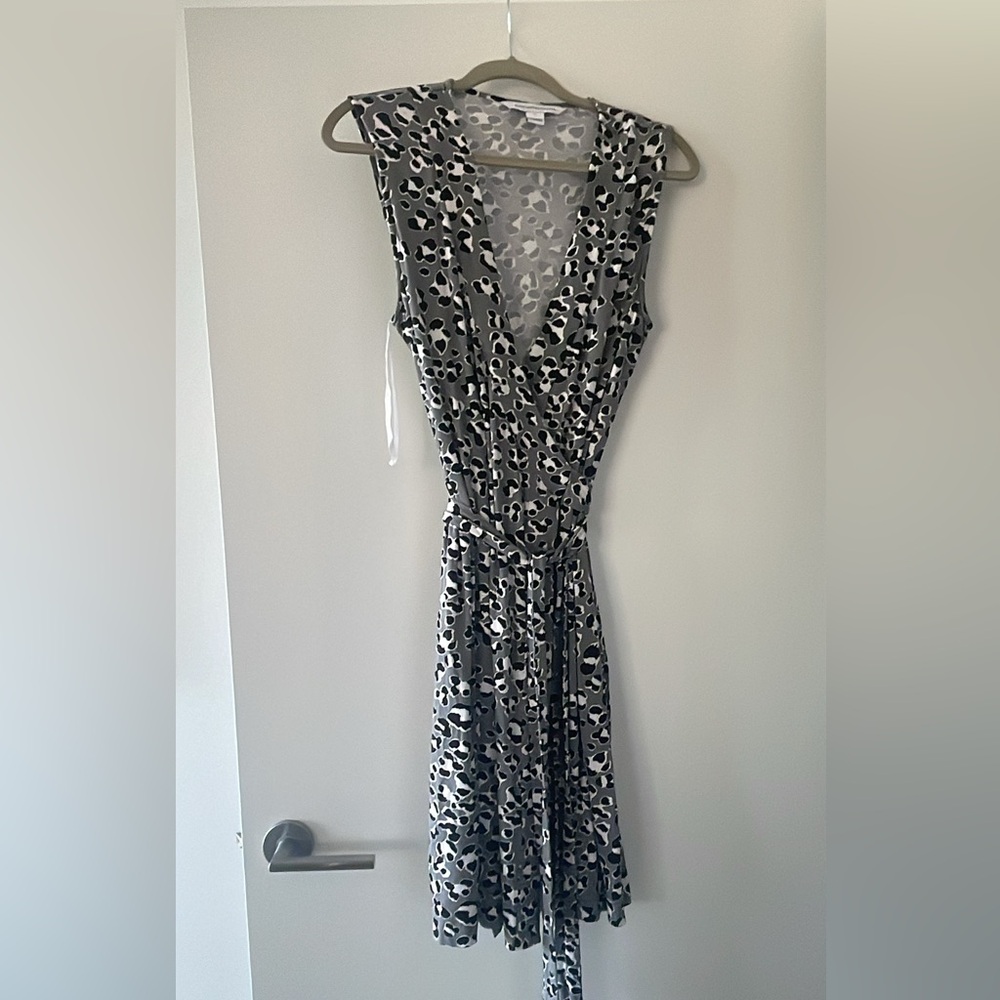 DVF Stylish Black, White, Gray Leopard Wrap Dress size 12